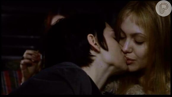 No filme 'Garota Interrompida' (1999), Lisa Rowe (Angelina Jolie) vive um romance com Susanna Kaysen (Winona Ryder)