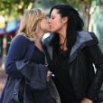 Na série 'Grey's Anatomy', Chemistry Callie (Sara Ramirez) beija Arizona (Jessica Capshaw) em um parque