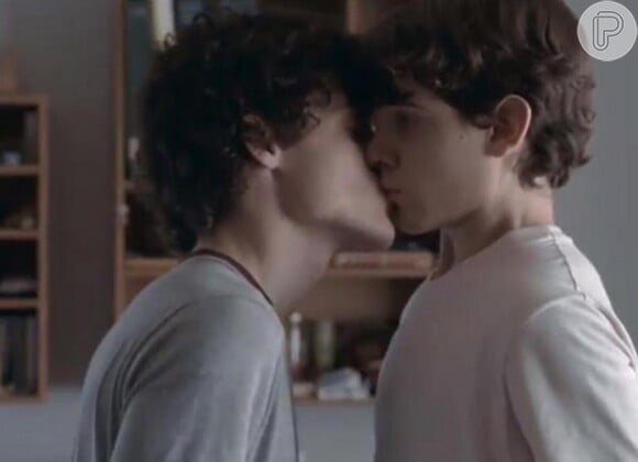 No curta 'Eu Não Quero Voltar Sozinho' (2010), os adolescentes Leonardo (Ghilherme Lobo) e Gabriel (Fábio Audi) se beijam