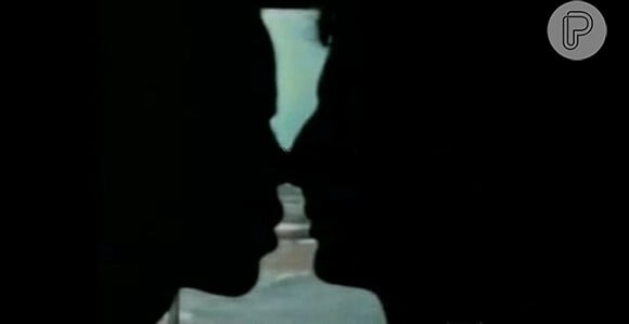 A discussão sobre o primeiro beijo gay da teledramaturgia brasileira é longa, já que, em 1993, os atores Raí Bastos e Daniel Barcelos se beijaram na minissérie 'Mãe de Santo', na extinta TV Manchete. A cena não foi muito comentada, já que mostrou apenas as silhuetas dos atores