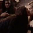 Alanis Morissette beija Sarah Jessica Parker em episódio de 'Sex and The City'