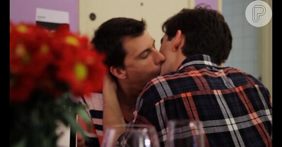 A série do Multishow 'Quero Ser Solteira' exibiu o beijo entre os personagens  Leozinho (Felipe Cabral) e Fabrício (Eduardo Rios)