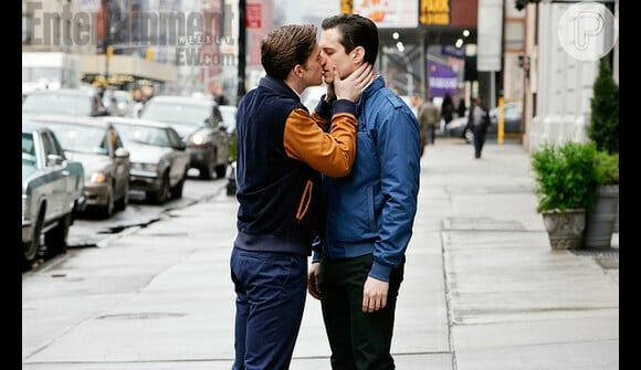 Abordando o tema homossexualidade na adolescência, a série 'The Carrie Diaries' (2013) exibiu o beijo entre Walt (Brendan Dooling) e Bennet (Jake Robinson)