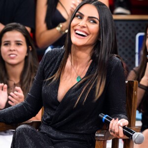 'Eu saí na porrada com gente na rua. Uma menina na rua disse que eu tinha engravidado do meu padrasto. Eu parti para cima dela', revelou Cleo