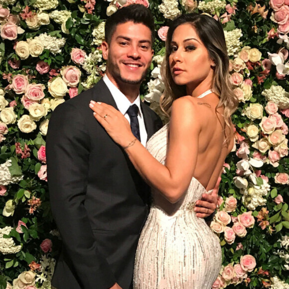 Mayra Cardi está grávida de seu primeiro filho com Arthur Aguiar