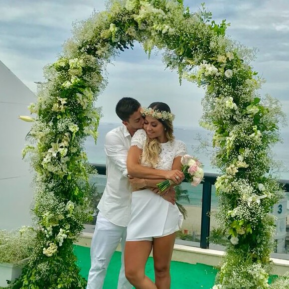 Arthur Aguiar anunciou gravidez de Mayra Cardi ao lançar seu novo clipe, 'Maior Presente Que Deus Me Deu'