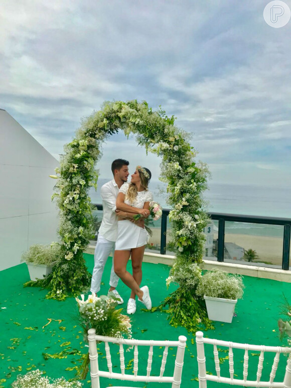 Mayra Cardi e Arthur Aguiar se casaram em 22 de dezembro de 2017, em cerimônia surpresa preparada pela life coach