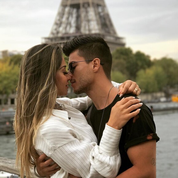 'Assista e se emocione conosco descobrindo nossos segredos! Parabéns mil vezes, meu amor, pela carreira, pelo trabalho e pela vida', escreveu Mayra Cardi sobre clipe de Arthur Aguiar