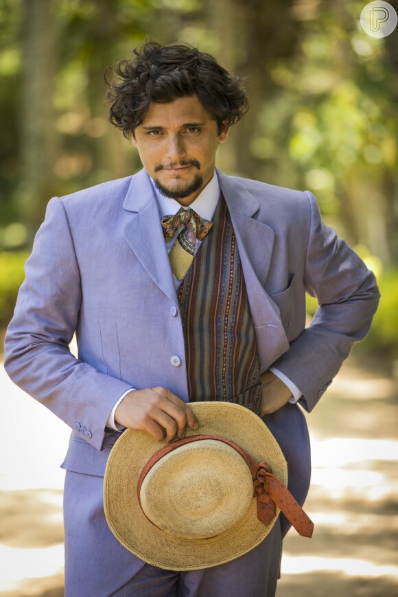 Diogo Uirapuru (Bruno Gissoni) se desespera por ter que fingir ser o Motoqueiro Vermelho na prática, na novela 'Orgulho e Paixão'