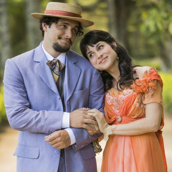 Diogo Uirapuru (Bruno Gissoni) consegue conquistar Mariana (Chandelly Braz) ao afirmar ser o Motoqueiro Vermelho na novela 'Orgulho e Paixão'