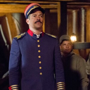 Coronel Brandão (Malvino Salvador) vê assalto acontecendo na rua e resolve intervir, na novela 'Orgulho e Paixão'