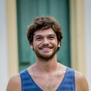 Emilio Dantas será o cantor Beto Falcão na novela 'Segundo Sol'