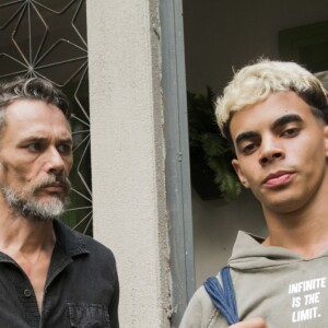 Tom (Daniel Ribeiro) esbarra com o filho, Leandro (Dhonata Augusto), e diz que quer que o garoto volte para casa a partir do capítulo de segunda-feira, 30 de abril de 2018 da novela 'Malhação: Vidas Brasileiras'