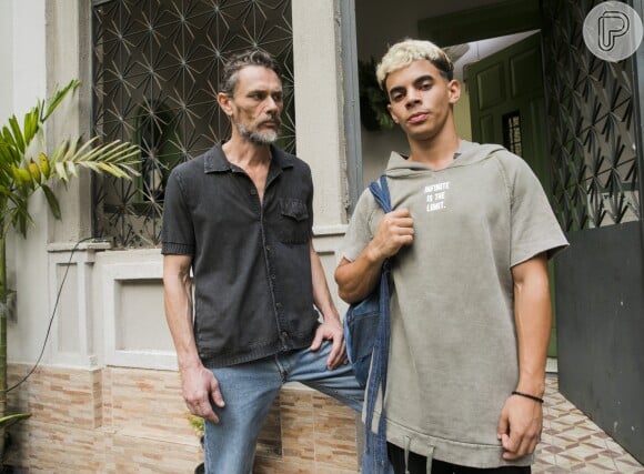 Tom (Daniel Ribeiro) esbarra com o filho, Leandro (Dhonata Augusto), e diz que quer que o garoto volte para casa a partir do capítulo de segunda-feira, 30 de abril de 2018 da novela 'Malhação: Vidas Brasileiras'