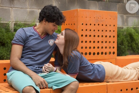 Flora (Jennifer Oliveira) beija Érico (Gabriel Fuentes) no capítulo de segunda-feira, 30 de abril de 2018 da novela 'Malhação: Vidas Brasileiras'