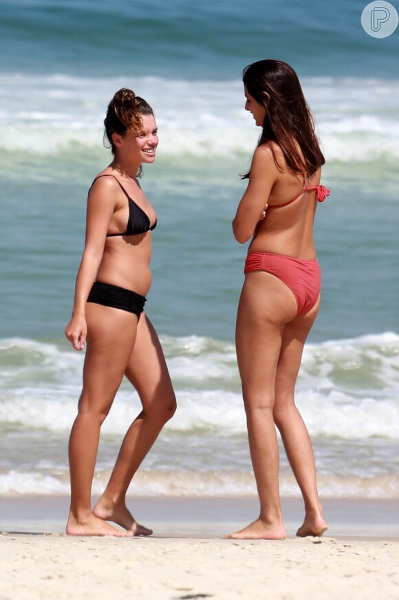 Bruna Linzmeyer e a namorada, Priscila Visman, na praia da Barra da Tijuca