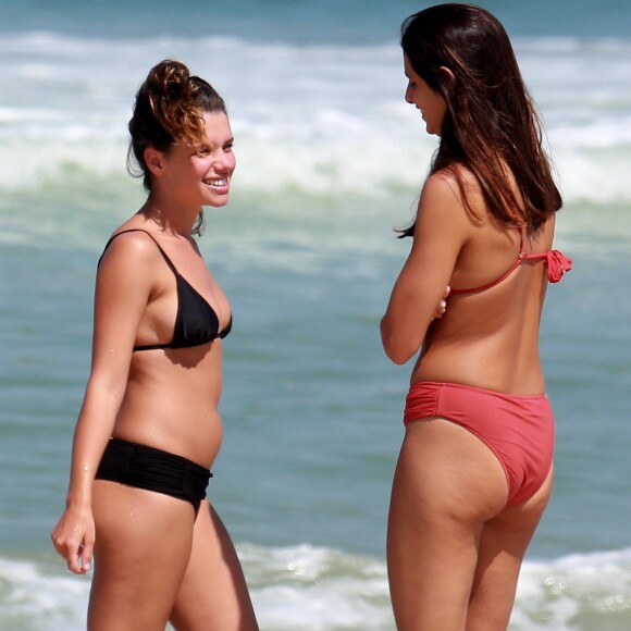 Bruna Linzmeyer e a namorada, Priscila Visman, na praia da Barra da Tijuca