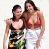 Bruna Linzmeyer e a namorada, Priscila Visman, deixaram a praia abraçadas