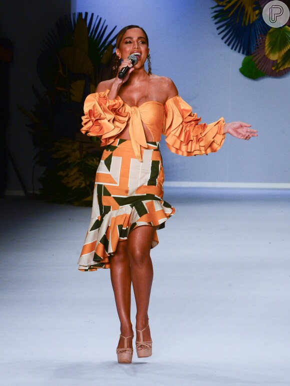 O look de Anitta no desfile da Água de Coco foi inspirado no tropicalismo e no modernismo