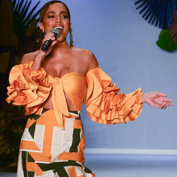 O look de Anitta no desfile da Água de Coco foi inspirado no tropicalismo e no modernismo