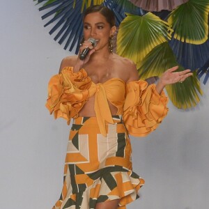 Anitta fez sua estreia na São Paulo Fashion Week neste sábado, 21 de abril de 2018