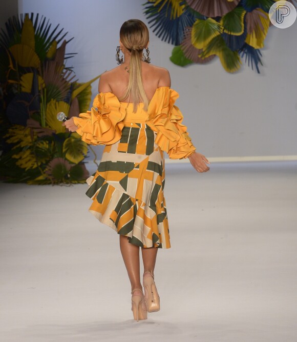 Anitta com look tropical no desfile da Água de Coco na São Paulo Fashion Week