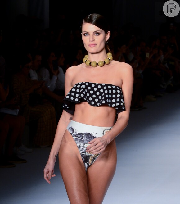 Isabeli Fontana foi uma das modelos do desfile da Água de Coco na São Paulo Fashion Week