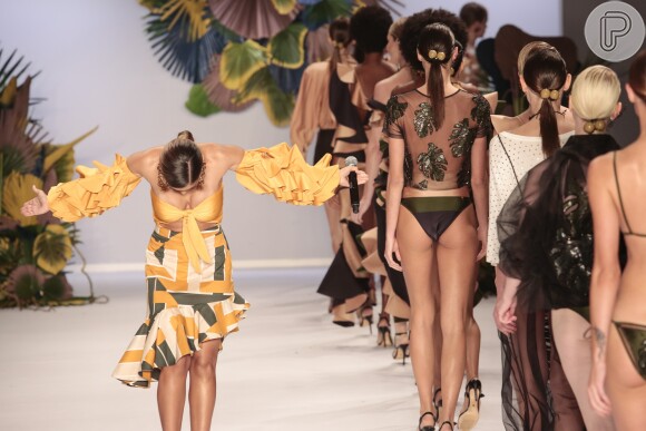 Anitta no desfile da Água de Coco na abetura da São Paulo Fashion Week