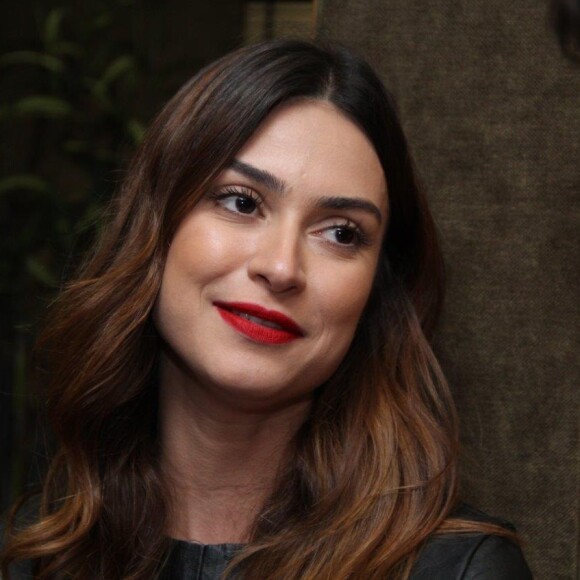 Thaila Ayala escolhe jaqueta de R$ 1700 para curtir segundo final de semana do Coachella, nos Estados Unidos, em 21 de abril de 2018