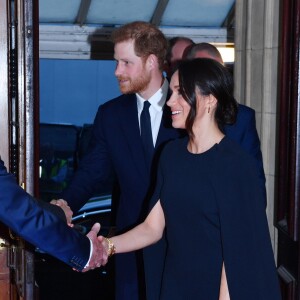 Meghan Markle apostou em vestido azul marinho com capa da grife Stella McCartney