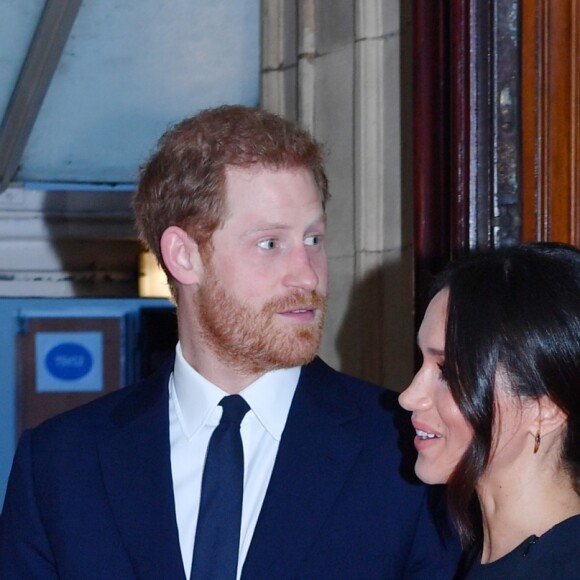 Meghan Markle escolheu sapatos azuis Manolo Blahnik e clutch dourada Naeem Khan