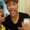 Neymar curtiu um dia de folga no domingo, 29 de junho de 2014, gravando vídeo com MC Nego do Borel