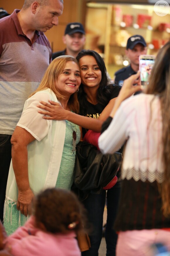 A ex-BBB Gleici atendeu fãs no aeroporto do Rio de Janeiro