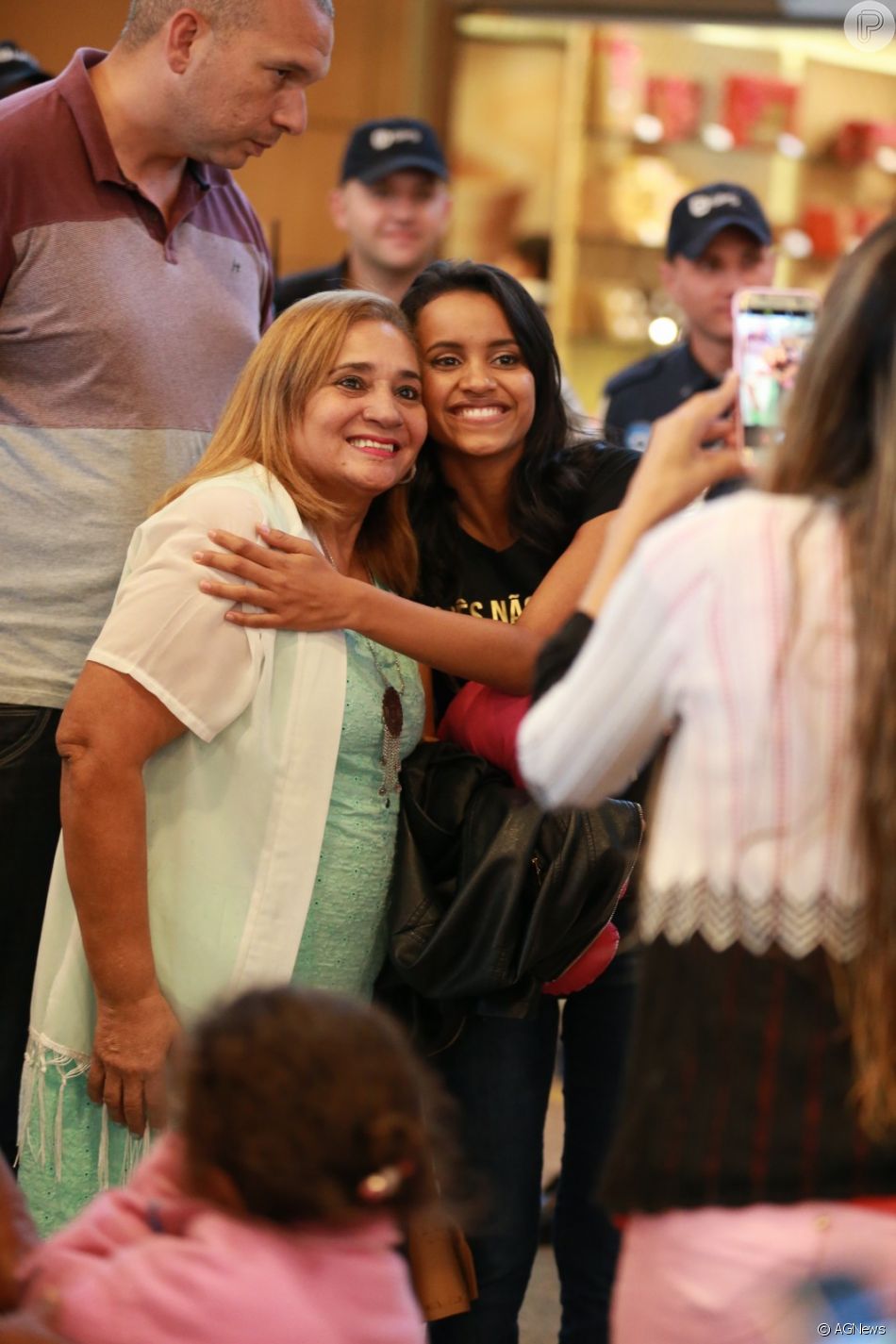 A ex-BBB Gleici atendeu fãs no aeroporto do Rio de Janeiro