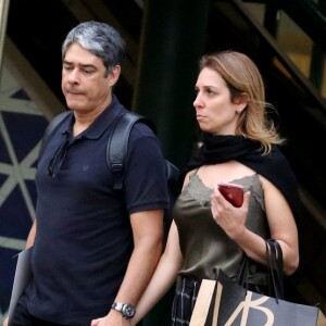William Bonner e namorada, Natasha Dantas, andam de mãos dadas por shopping no Rio de Janeiro