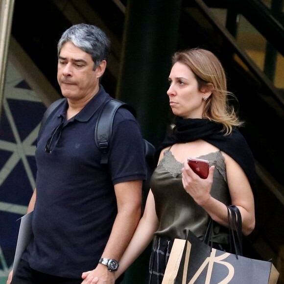 William Bonner e namorada, Natasha Dantas, andam de mãos dadas por shopping no Rio de Janeiro