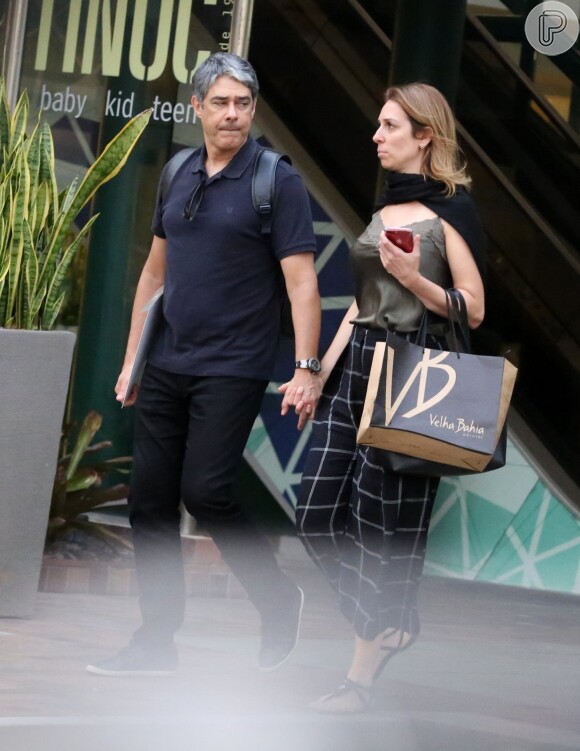 William Bonner passeia com a namorada, Natasha Dantas, em shopping no Rio de Janeiro, em 22 de arbil de 2018