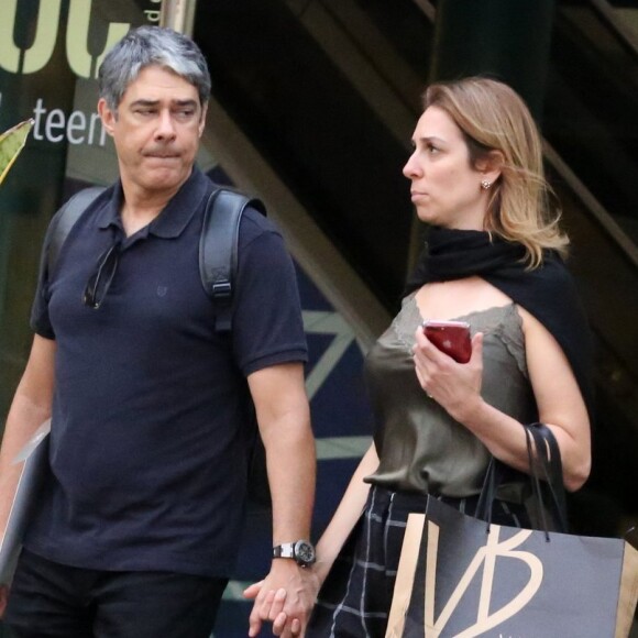 William Bonner passeia com a namorada, Natasha Dantas, em shopping no Rio de Janeiro, em 22 de arbil de 2018