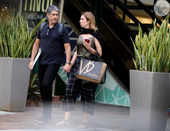 William Bonner e a namorada, Natasha Dantas, curtem domingo em shopping do Rio de Janeiro