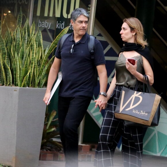 William Bonner e a namorada, Natasha Dantas, curtem domingo em shopping do Rio de Janeiro