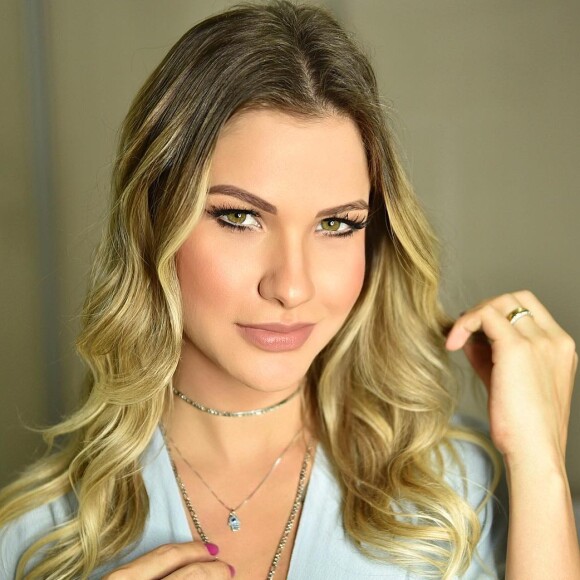 Andressa Suita precisou da autorização do médico para poder clarear os cabelos