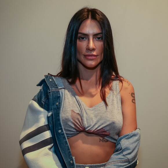 Cleo cortou radicalmente o cabelo com direito a franja