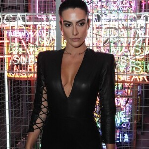 'A gente vai acostumando. As vezes, passo uma cera, uma água, dou uma secada no secador', disse Cleo sobre novo visual