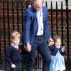 Príncipe William levou os filhos George, de 4 anos, e Charlotte, de 2, para visitar o irmão caçula
