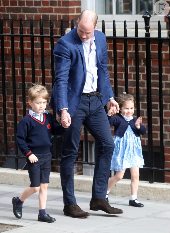Príncipe William levou os filhos George, de 4 anos, e Charlotte, de 2, para visitar o irmão caçula