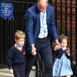 George, de 4 anos, e Charlotte, de 2, visitaram o irmão caçula nesta segunda-feira, 23 de abril de 2018