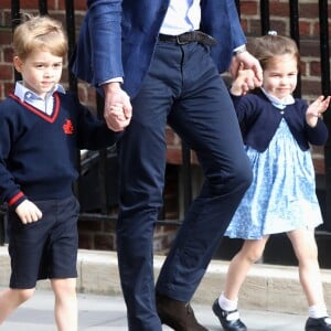 George e Charlotte usaram looks combinados e azuis para visitar o irmão