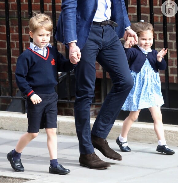 George e Charlotte usaram looks combinados e azuis para visitar o irmão