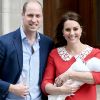 Kate Middleton e príncipe William deixaram o hospital com o terceiro filho nesta segunda-feira, 23 de abril de 2018