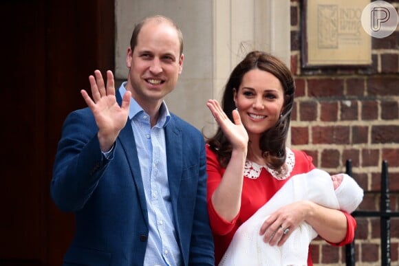 Kate Middleton e príncipe William acenaram para os fotógrafos na porta do hospital